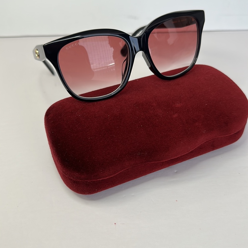 GUCCI GG0800SA 002 square Gucci sunglass comes black with red gradient lenses.